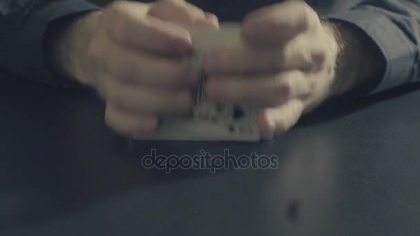 Mans kezében shuffing kártyák. Pocker játék — Stock videók