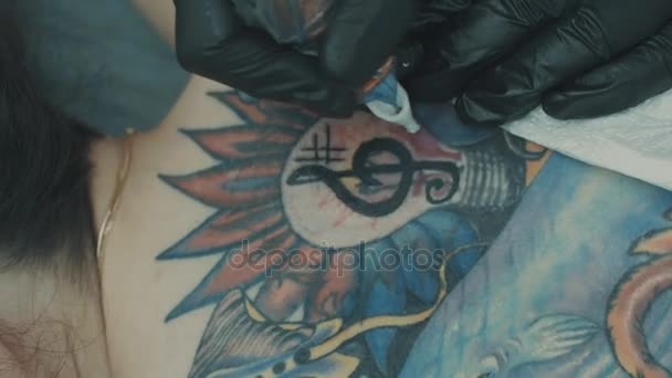 Татуїст робить татуювання на дівчат назад — стокове відео