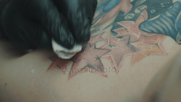 Tattooist making a tattoo on the girls back — Stock Video