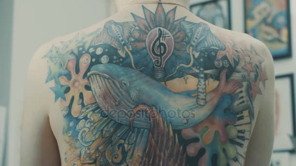 Master applying solution after tattoo — Stock Video