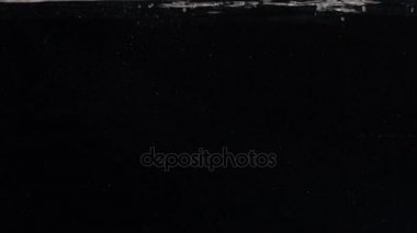 Adam çamaşır yüz su altında