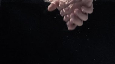 Eller su altında mans