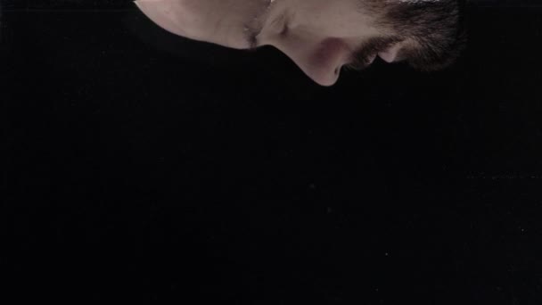 Чоловік обличчя під водою — стокове відео