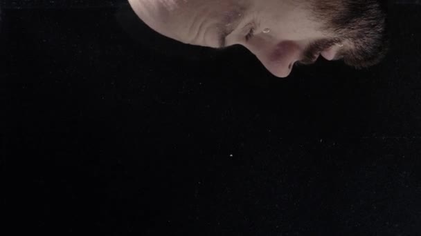 Mans face sous l'eau 