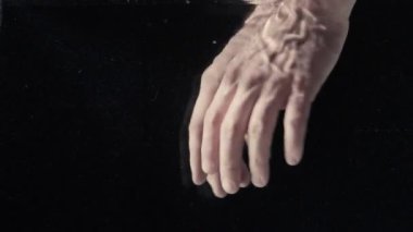 Eller su altında mans