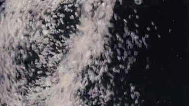 Siyah arka plan üzerine su altında kabarcıklar