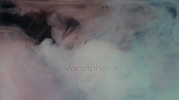Quatre couleurs d'encre sont tombées ensemble dans l'eau 