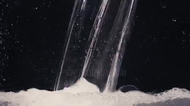 검은 배경에서 흐르는 물 — 비디오