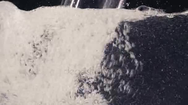 Fließendes Wasser auf schwarzem Hintergrund — Stockvideo