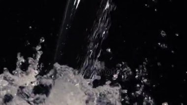 Siyah arkaplanda akan su