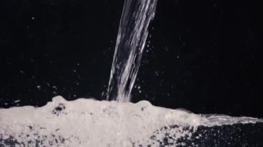 Siyah arkaplanda akan su