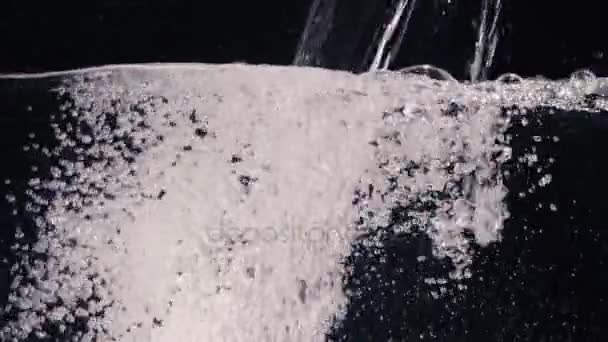 Fließendes Wasser auf schwarzem Hintergrund — Stockvideo