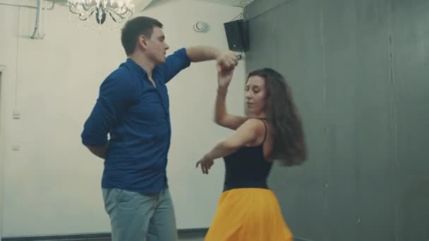 Una pareja bailando en el pasillo — Vídeo de stock