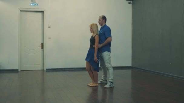 Una pareja bailando en el pasillo — Vídeo de stock