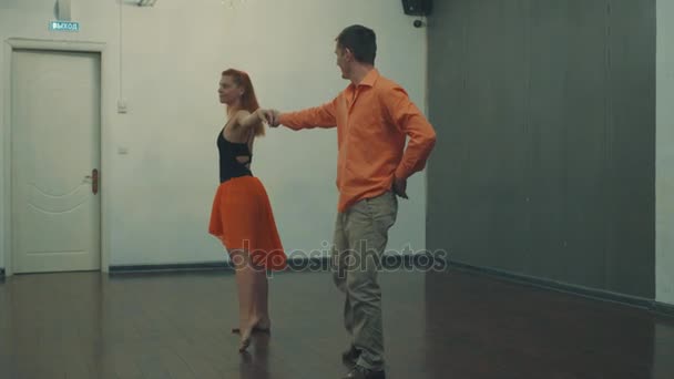 Una pareja bailando en el pasillo — Vídeo de stock
