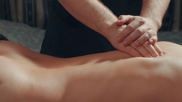 Les mains de l'homme massant le dos de la femme — Photo