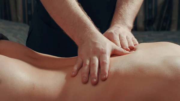 Les mains de l'homme massant le dos de la femme — Photo