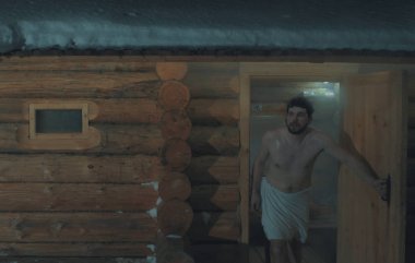 Adam bir kapı açıp dışında giderek sauna sonra.