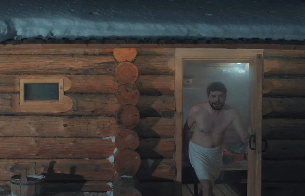 Homem após sauna abrindo uma porta e saindo . — Fotografia de Stock