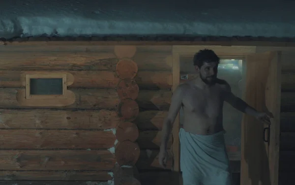 Homem após sauna abrindo uma porta e saindo . — Fotografia de Stock