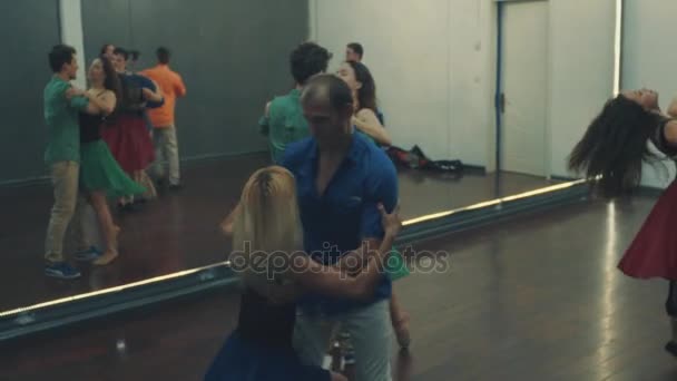 Gente bailando en el pasillo — Vídeo de stock