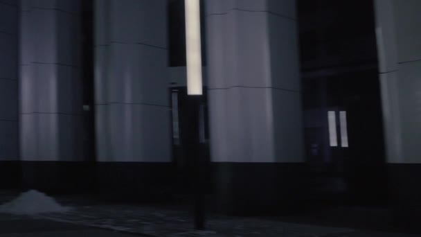 Ночная улица в центре города — стоковое видео