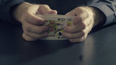 Adam'ın shuffing kartları eller. Pocker oyunu