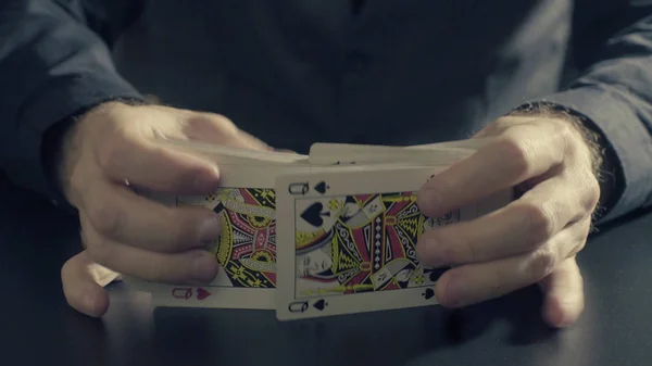 남자의 shuffing 카드를 손. 포커 개임 용 게임 — 스톡 사진
