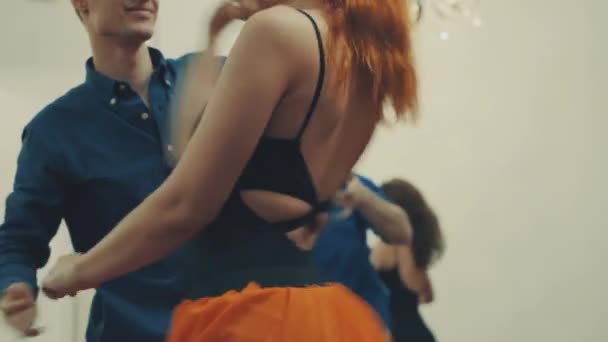 Gente bailando en el pasillo — Vídeos de Stock