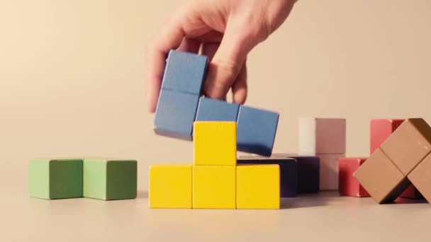 Mans hand podnoszenia 3d tetris — Wideo stockowe