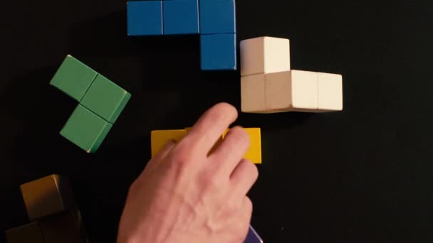 Mans hand plocka 3d tetris — Stockvideo