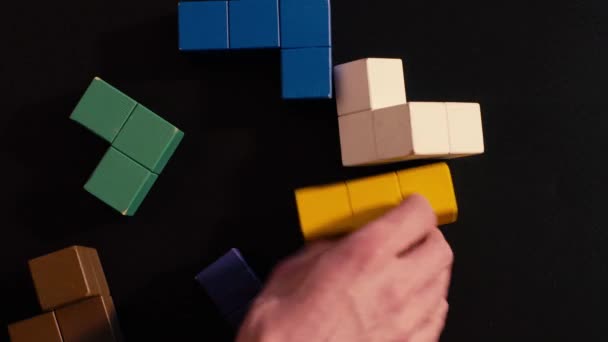 Mans hand plocka 3d tetris — Stockvideo