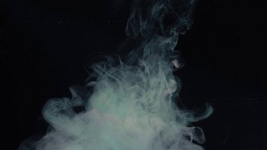 Renkli mürekkep suya düşüyor