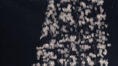 Siyah arka plan üzerine su altında kabarcıklar