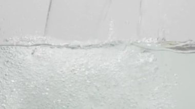 Beyaz arka plan üzerinde su akan