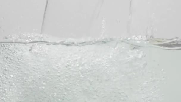 流动的水，在白色背景上 — 图库视频影像