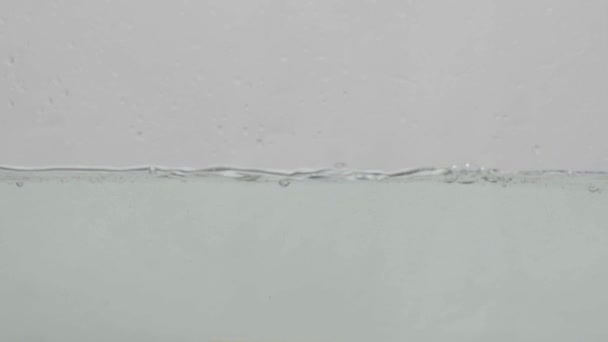 Поток воды на белом фоне — стоковое видео
