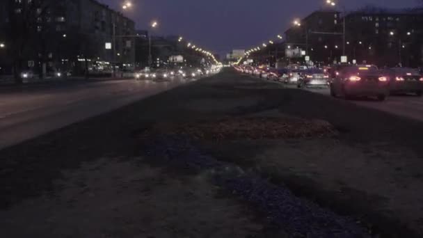 City trafik nattetid i Moskva — Stockvideo