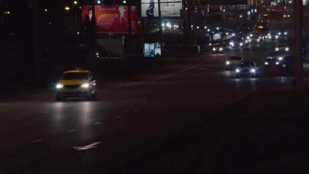 Tráfico de la ciudad por la noche en Moscú — Vídeo de stock