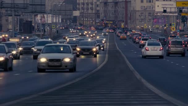 City trafik nattetid i Moskva — Stockvideo