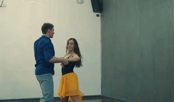 Пара танцующих в холле — стоковое фото
