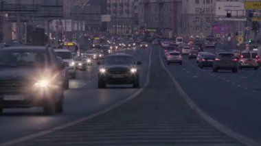 Gece şehir trafiğinde Moskova