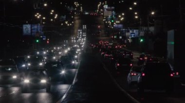 Gece şehir trafiğinde Moskova