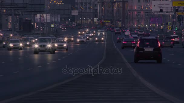 Traffico cittadino di notte a Mosca — Video Stock