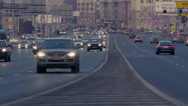 Gece şehir trafiğinde Moskova — Stok video