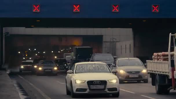 Los coches saliendo del túnel. Moscú — Vídeos de Stock