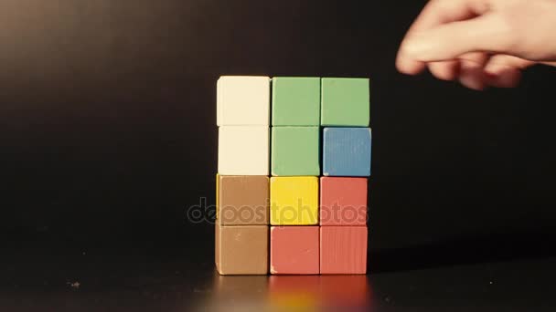 3D tetris oynarken el mans — Stok video