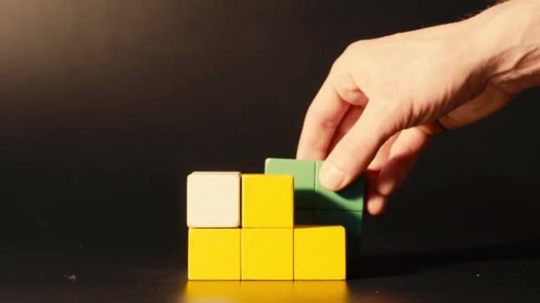 Mans hand plocka 3d tetris — Stockvideo