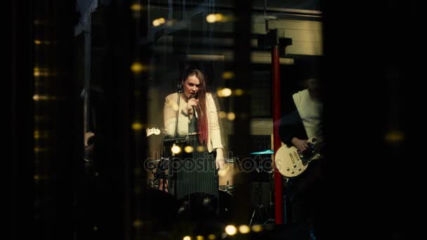 Koncert hudební skupiny v klubu v Moskvě — Stock video
