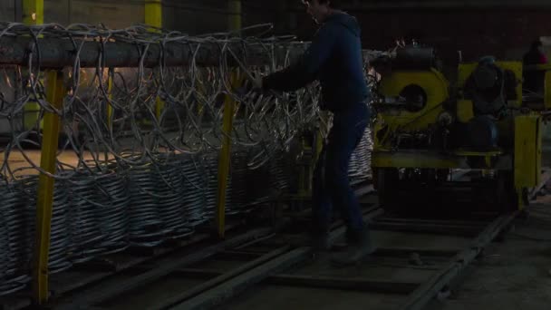 Produkcja drutu metalowego ogrodzenia. — Wideo stockowe